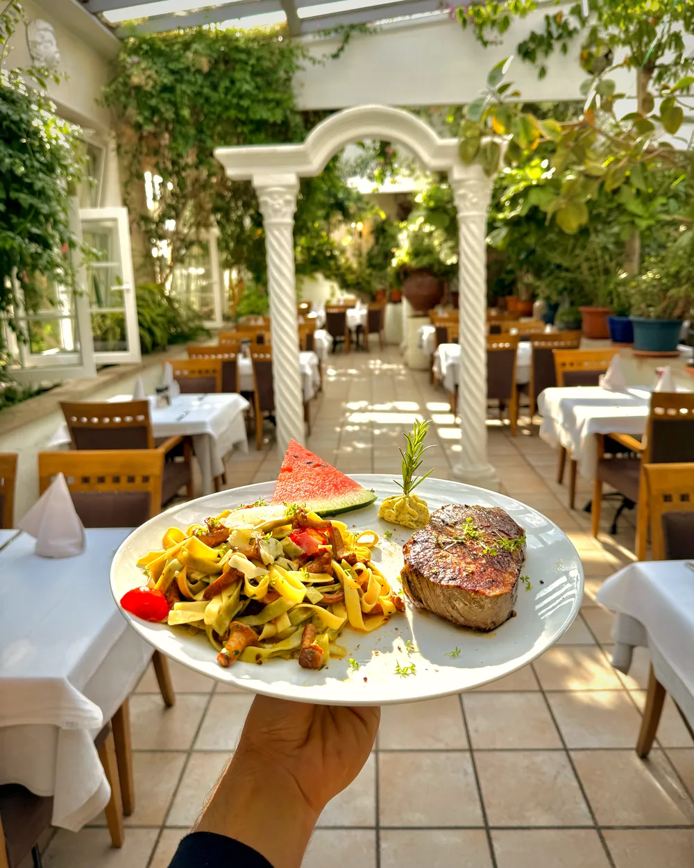 Rumpsteak mit hausgemachten Tagliatelle, serviert im Wintergarten