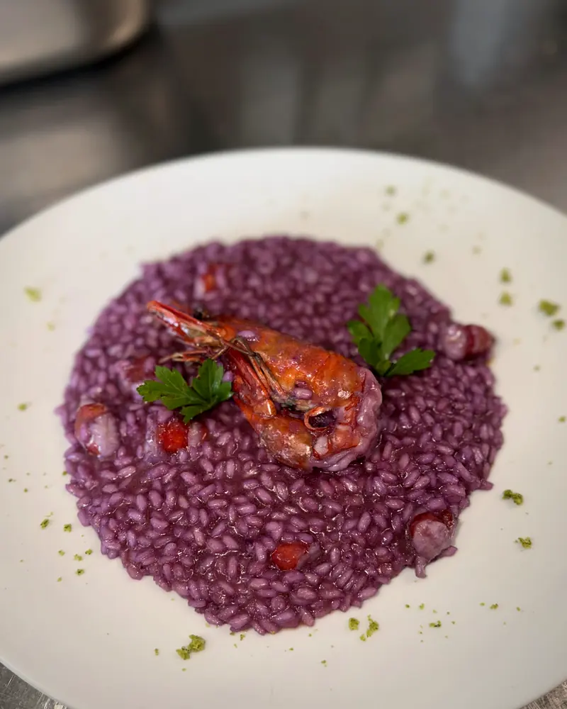 Rote-Bete-Risotto mit gebratener Riesengarnele