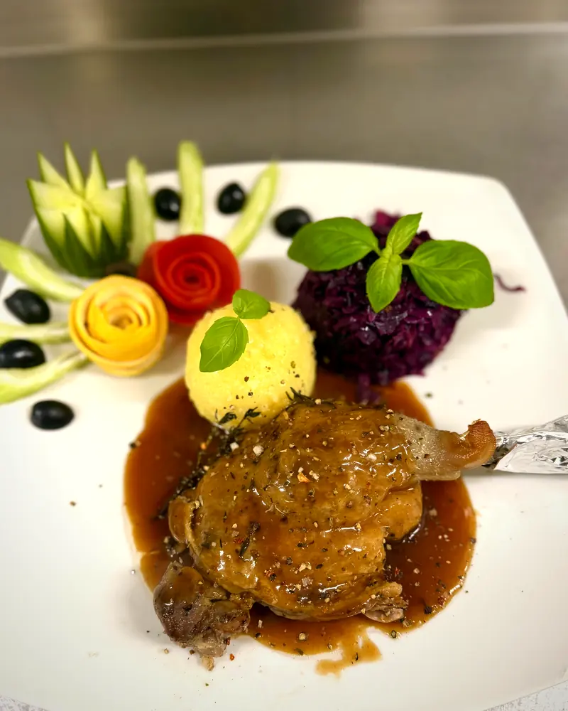 Geschmorte Geflügelkeule mit Kartoffelknödel und Rotkohl