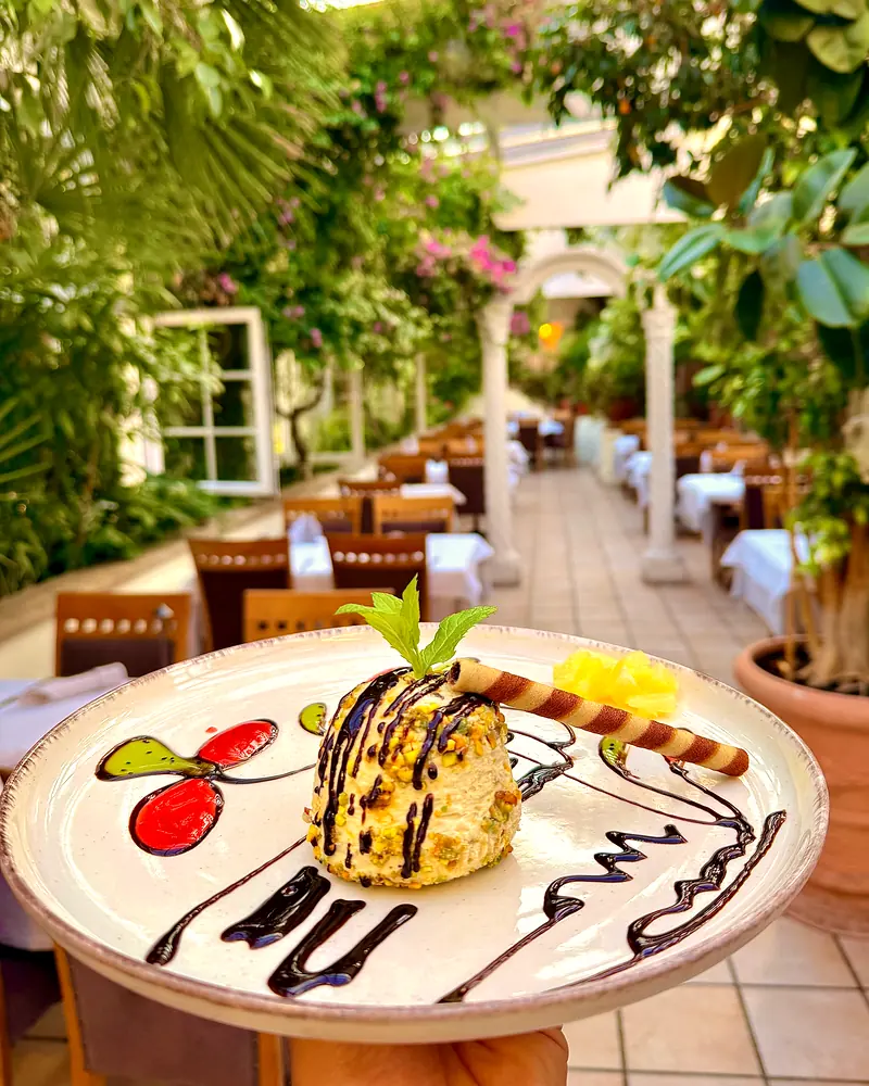 Eis-Dessert mit Pistazien, serviert im Wintergarten