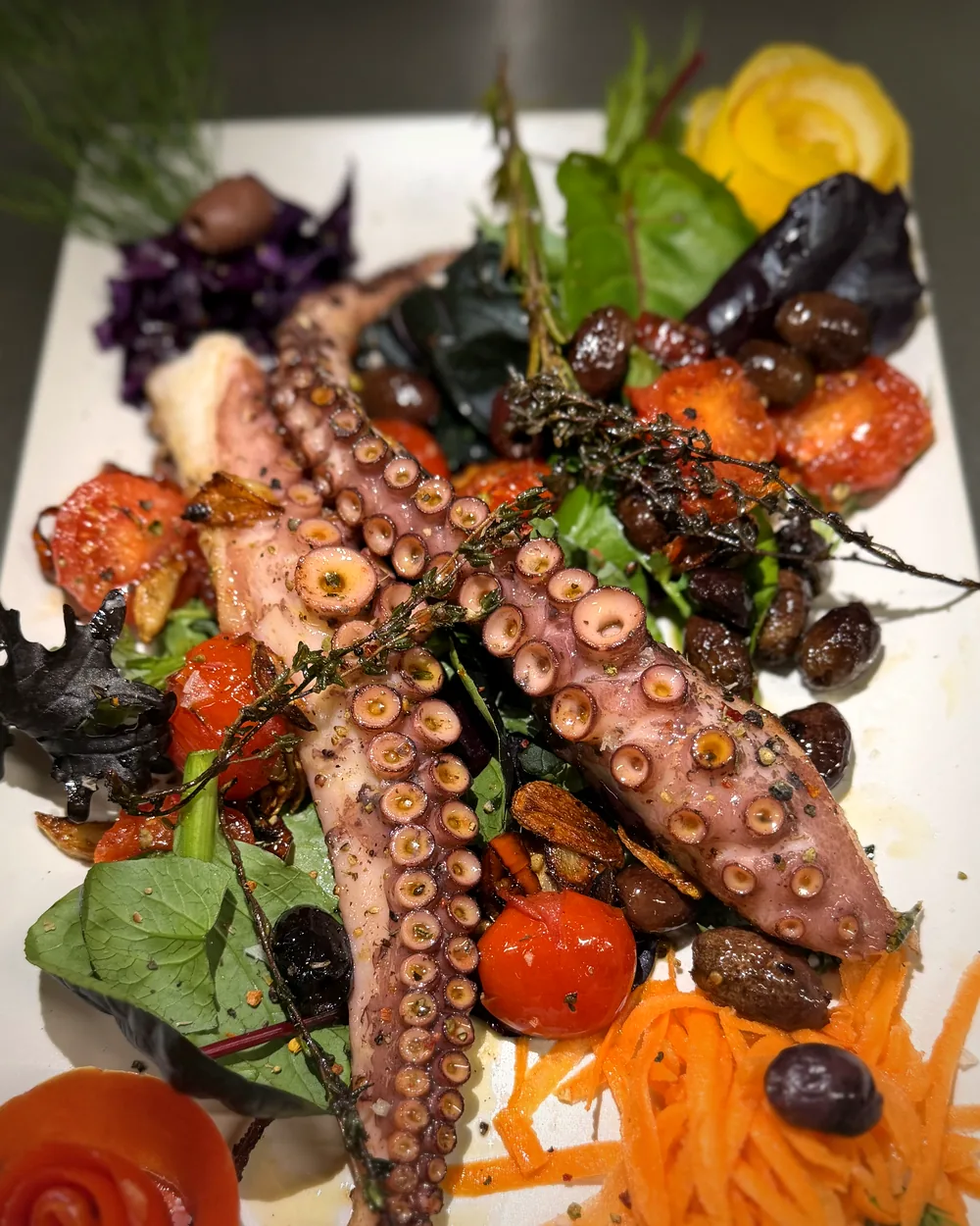 Oktopus-Carpaccio mit Rucola, Walnüssen und Tomatenrose