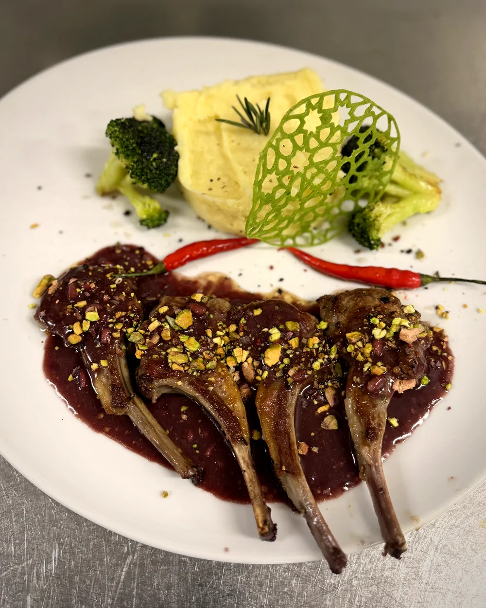 Lammkoteletts mit Pistazienkruste und Rotweinjus