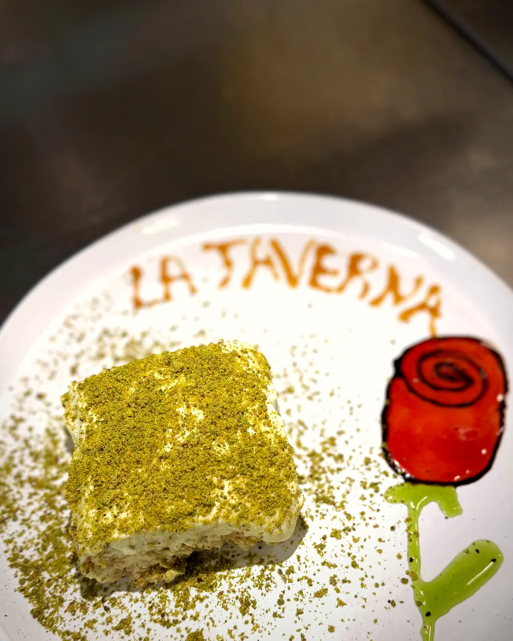 Hausgemachtes Tiramisù auf handbemaltem La-Taverna-Teller